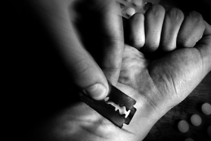 Gəncədə DƏHŞƏT:  37 yaşlı kişi qollarını doğradı