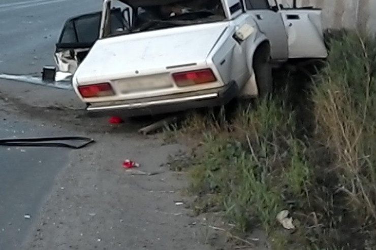 Qobuda maşını dirəyə çırpan sürücü öldü 