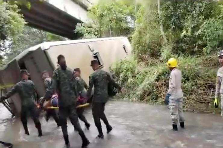 Avtobus qəzaya uğradı, onlarla adam öldü