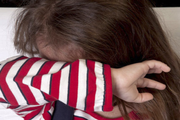 Ata ögey qızını döyüb öldürdü 