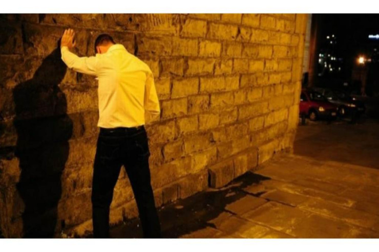 Sumqayıtda binanın blokunu tualetə çevirən  kişini DÖYDÜLƏR