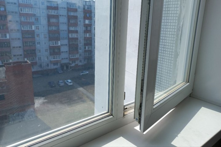 12 yaşlı qız məktəbin pəncərəsindən yıxıldı