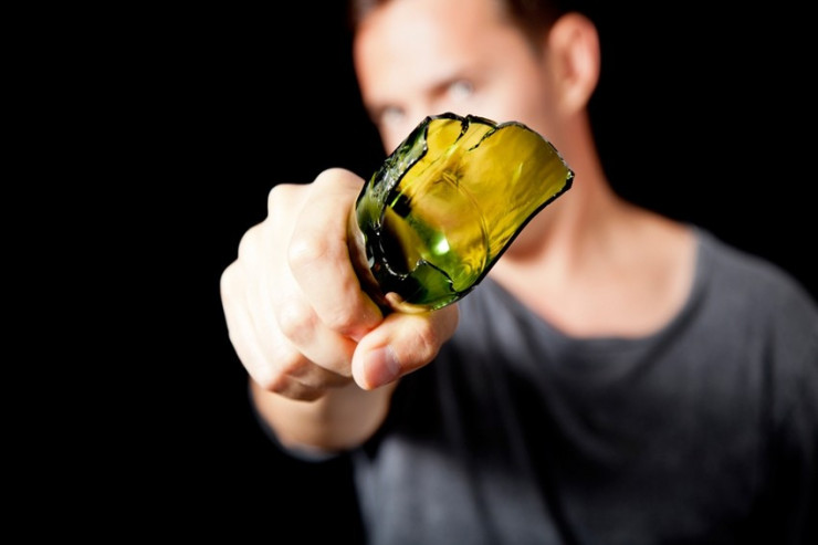 Bakıda kafedə QAN TÖKÜLDÜ:  şüşə parçası ilə yaraladı