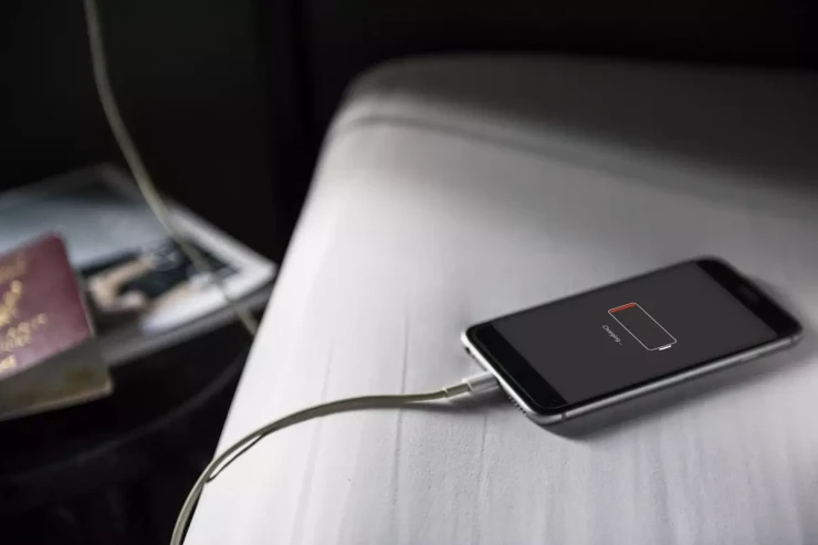 Telefonu maşında şarj  etmək doğrudur? - Ekspertdən CAVAB 