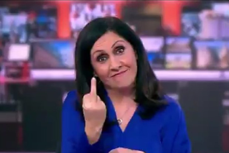 Aparıcı canlı yayımda kameraya nalayiq jest göstərdi - VİDEO 