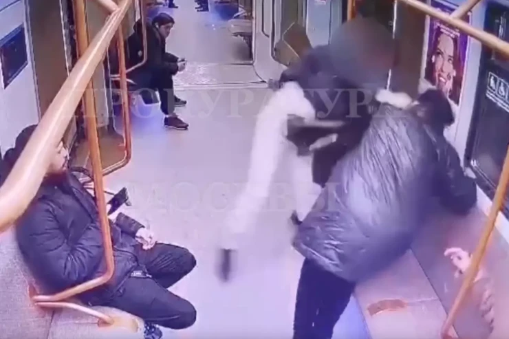 Metroda qadınlar musiqiyə görə dalaşdı - HADİSƏ ANI 