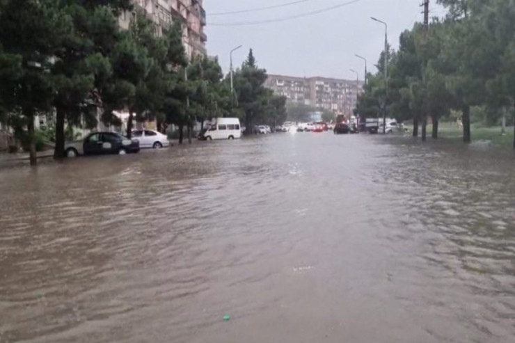 Küçələri qaynar su basdı - VİDEO 