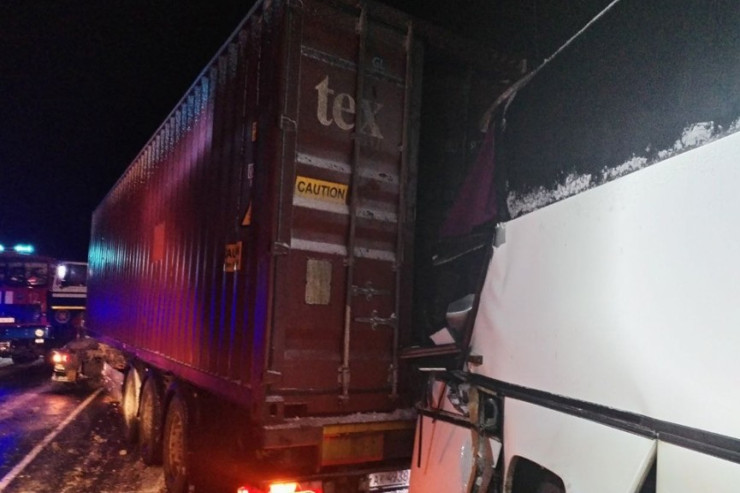 43 uşağın olduğu avtobus yük maşınına çırpıldı 