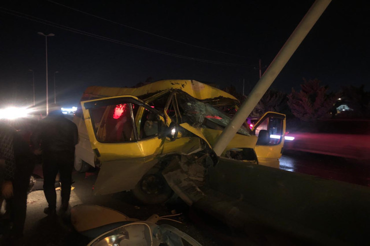 Sumqayıtda ağır qəza: Mikroavtobus dirəyə çırpıldı, ölənlər var  -YENİLƏNİB 