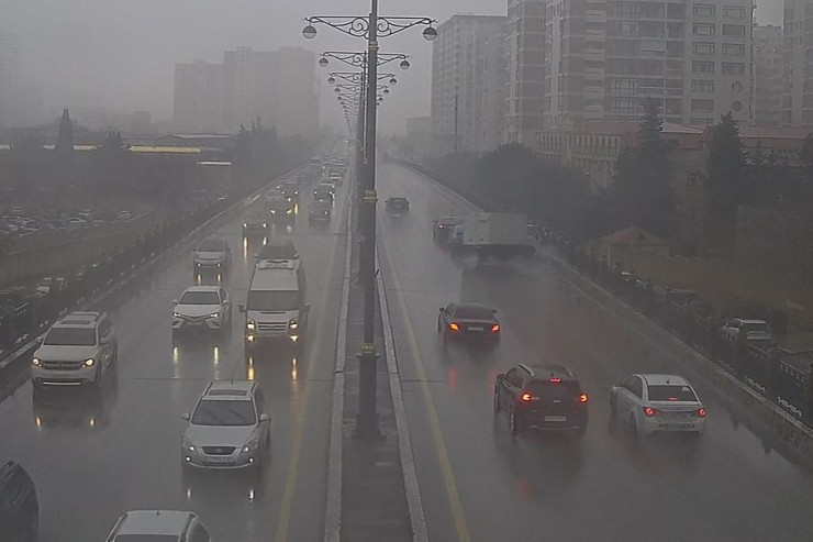 Bakıda yağışlı havada yük maşını aşdı - HADİSƏ ANI 