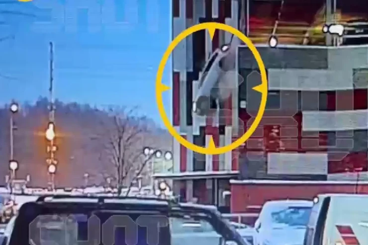 Avtomobil dayanacağın dördüncü mərtəbəsindən düşdü - VİDEO 