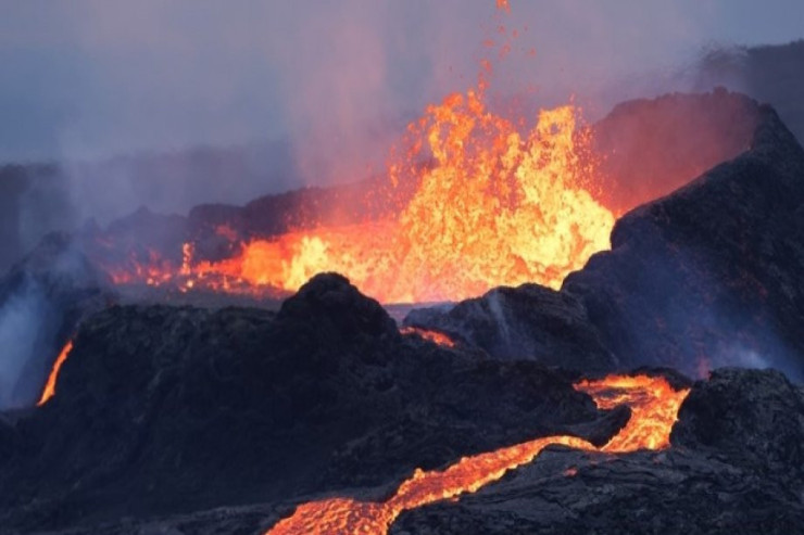 Zəlzələdən sonra vulkan püskürdü