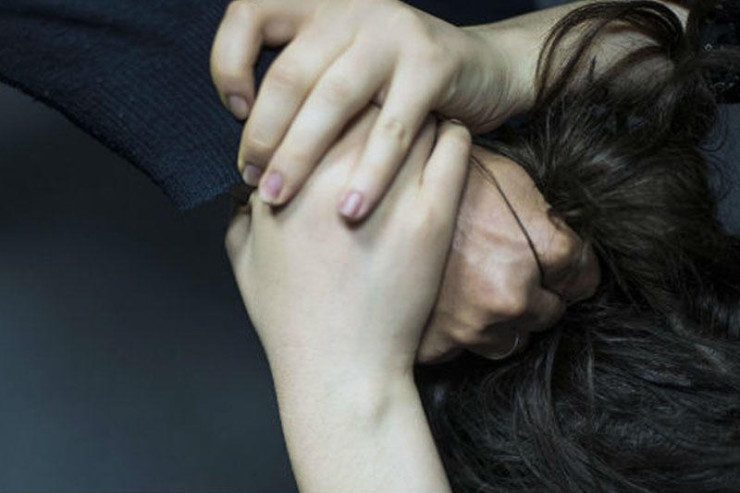 Bibisini zorlayıb öldürdü 