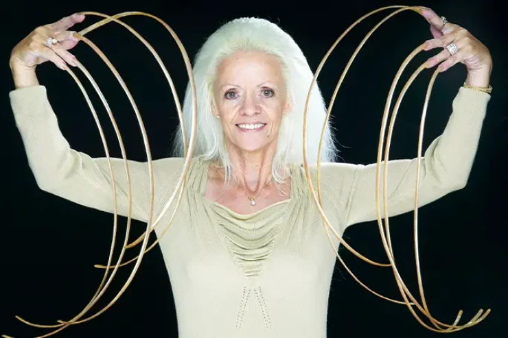 Dünyanın  ən uzun dırnaqlı   qadını öldü