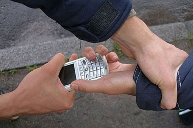 Bakıda yeniyetmənin telefonunu əlindən alıb qaçdı 