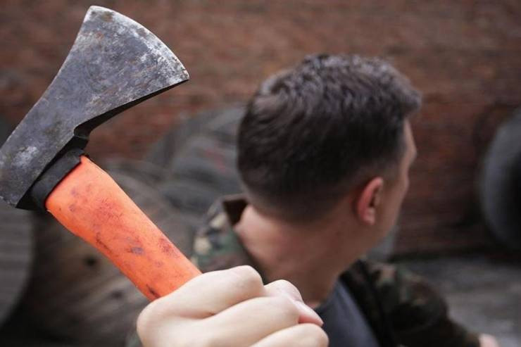 14 yaşlı oğul atasını baltaladı 