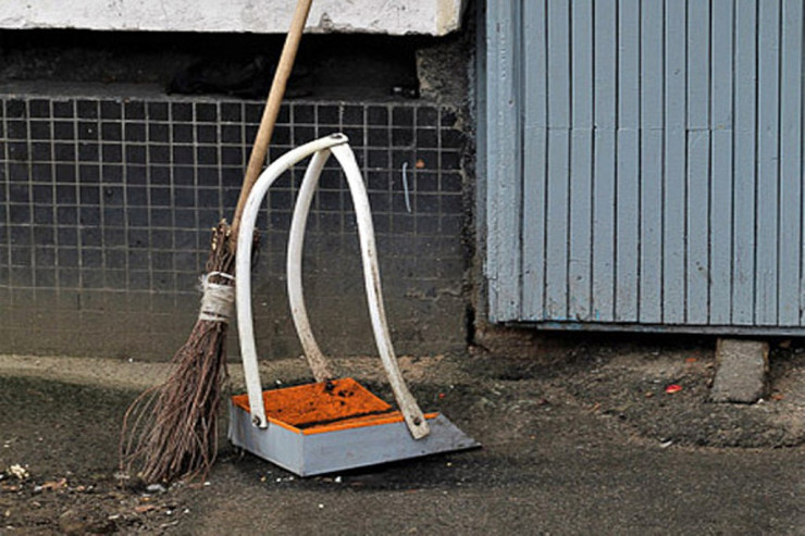 Süpürgəçi həmkarını boğub öldürdü 