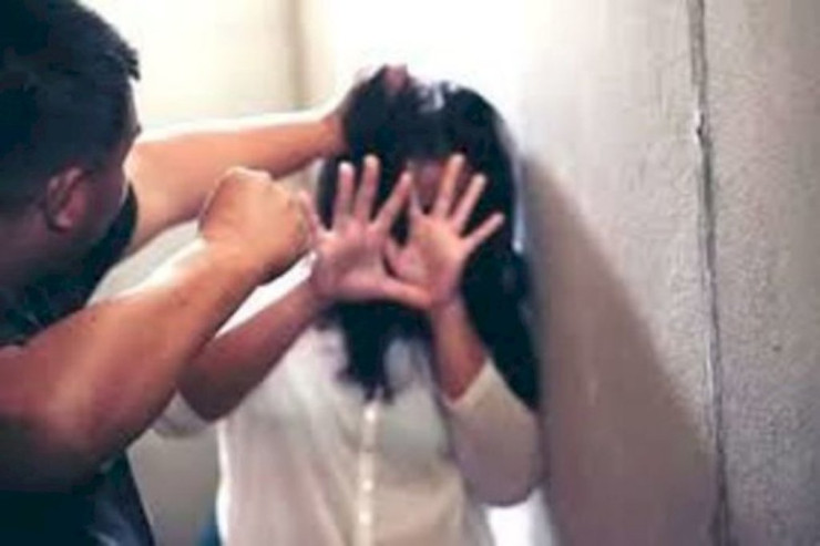 Azərbaycanlı kişi arvadının yanında başqa qadını döydü 