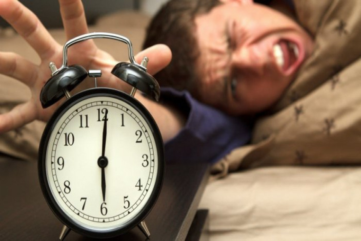 Hər gün sizi yuxudan oyadan  zəngli saatın   ZƏBƏRİ