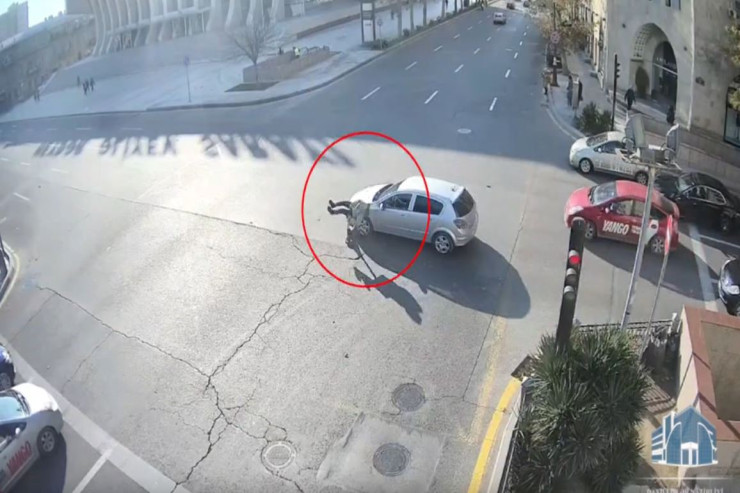 Bakıda qırmızıda keçən elektroskuter sürəni maşın vurdu - VİDEO 
