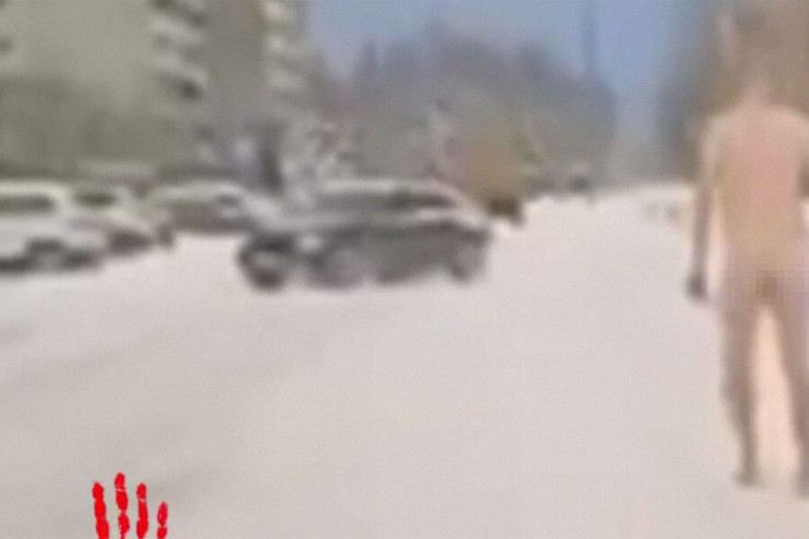 Kişi küçədə çılpaq gəzdi - VİDEO 