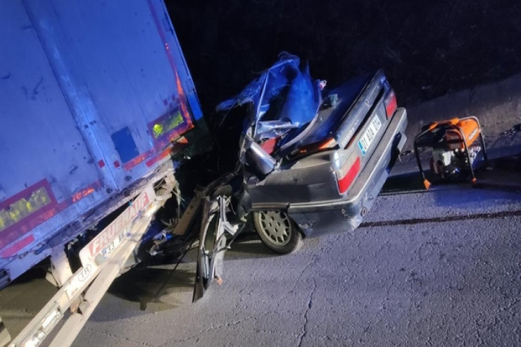 Maşın TIR-a çırpıldı, ölənlər var