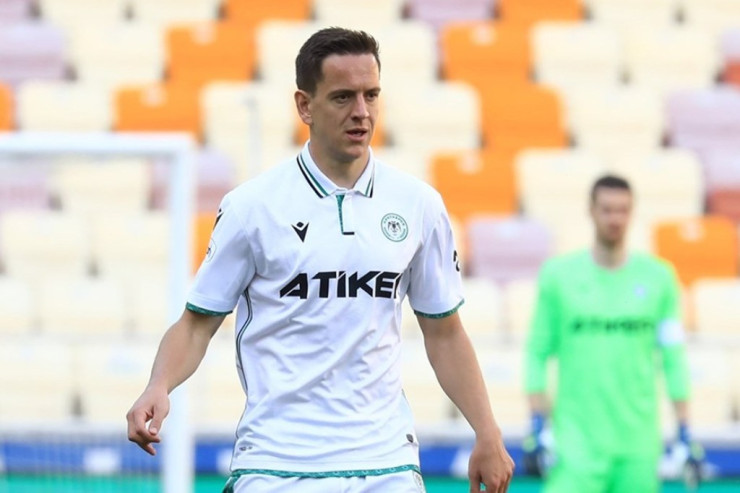 "Beşiktaş" yarımmüdafiəçi aldı