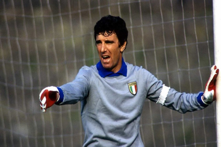 Dünya çempionunun  əlcəkləri   oğurlandı