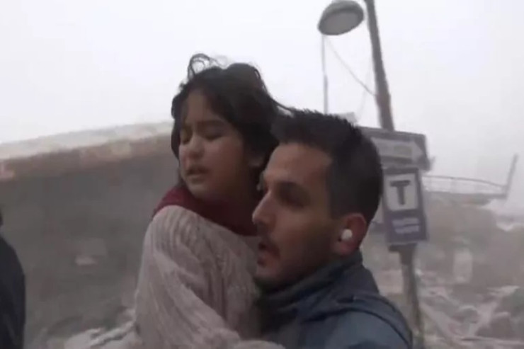 Canlı yayımda zəlzələ anı  - Müxbir azyaşlının həyatını xilas etdi