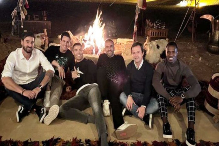 Ronaldo ad gününü  səhrada   qeyd etdi
