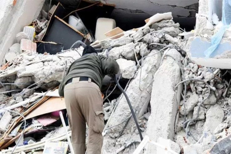 Dağıntıları əlləri ilə qazaraq ailələrini axtaran ATALAR 