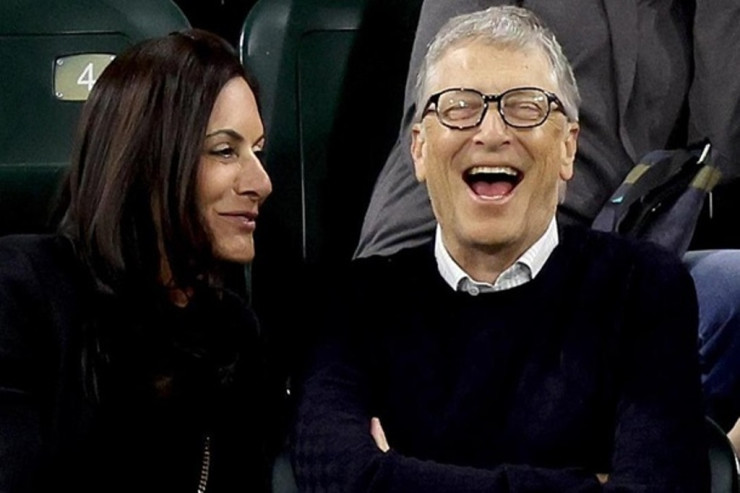 Bill Qeyts  milyonerin dul arvadı ilə   sevişir – İDDİA