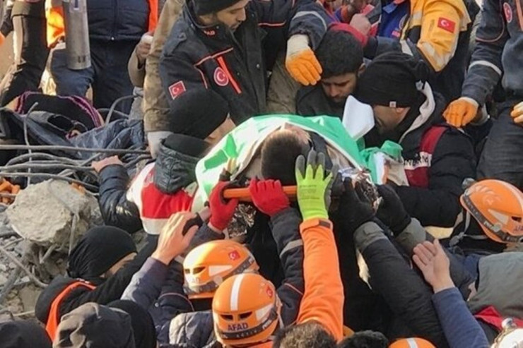  Sidiyini içdi,   namaz qıldı, dağıntılar altından sağ çıxdı