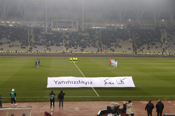 "Qarabağ"ın oyununda türk və ərəbcə PANKART 