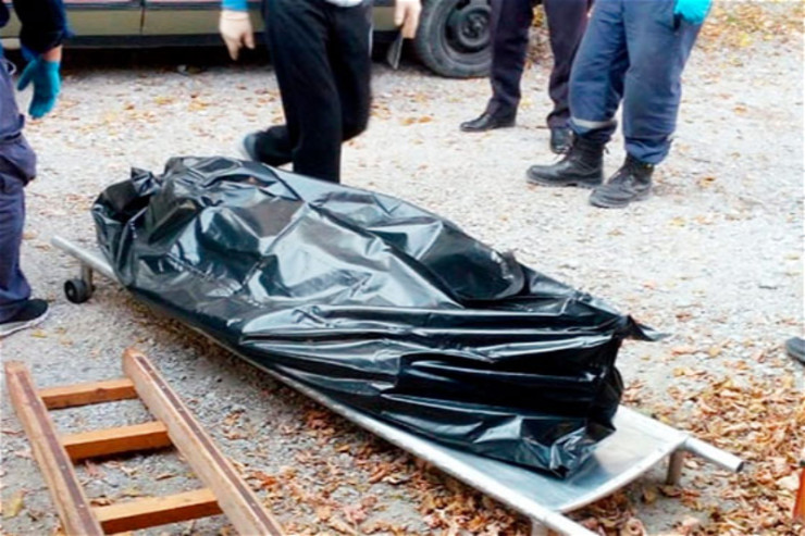 Oğul anasının döşlərini kəsib  binadan atdı