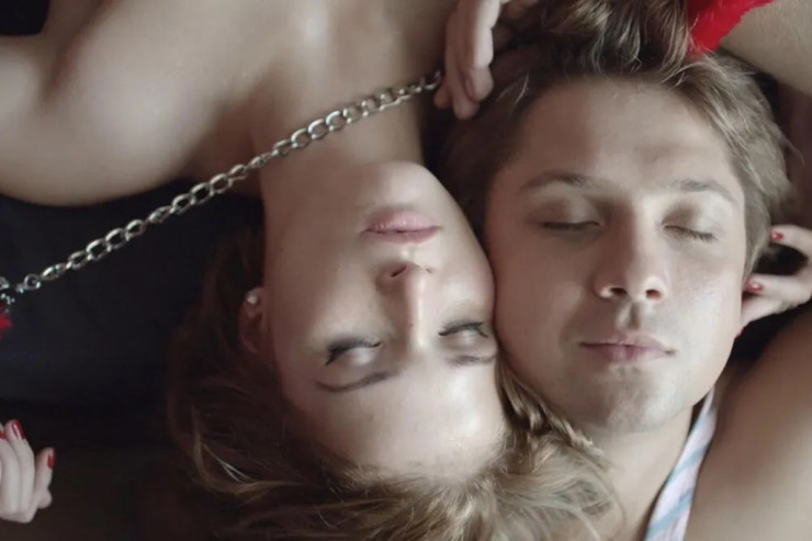 Böyüklər üçün 10 erotik serial 