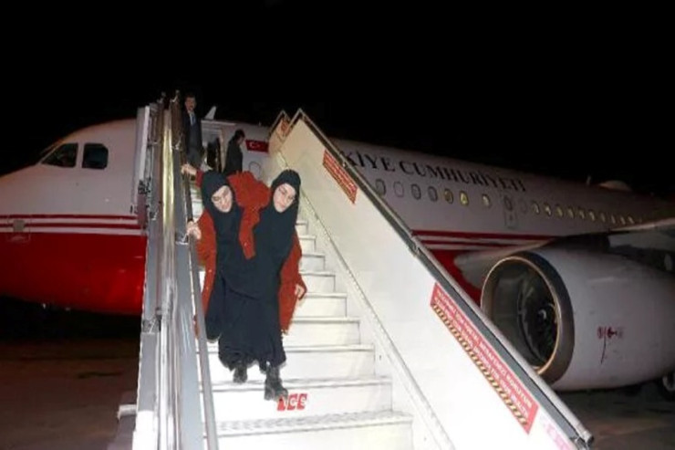 Zəlzələ yerində yaşayan siam əkizləri... - Onları hara apardılar?  