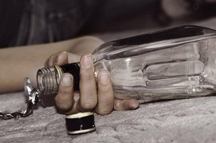 Gənc oğlan evində  sirkə turşusu   içdi