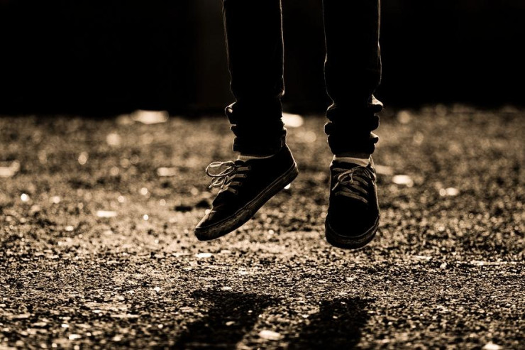 Bakıda kişi məktub yazıb  özünü asdı