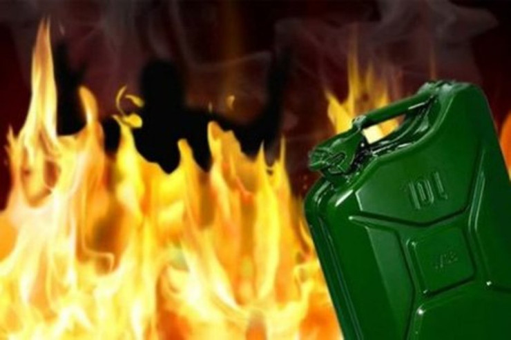 Bakıda kişi benzin töküb  özünü yandırdı