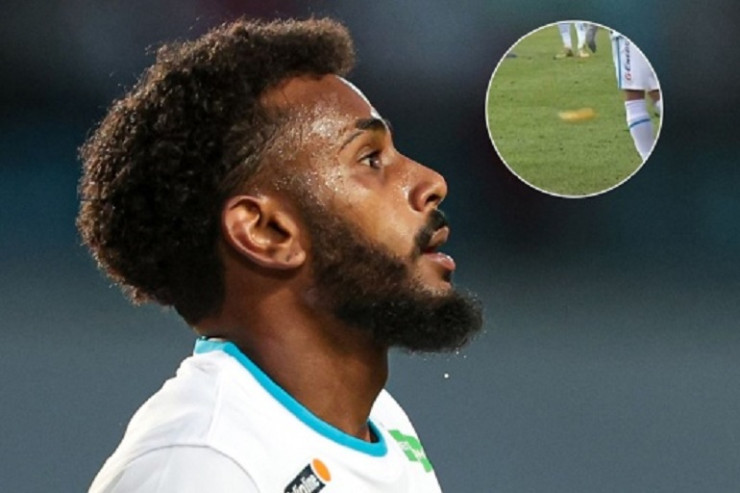 Polis futbolçuya banan atan azarkeşi axtarır