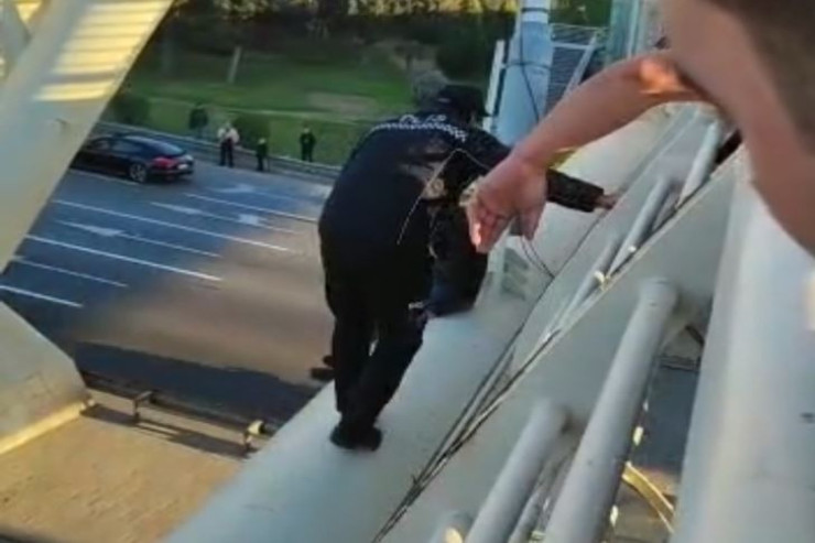 Özünü körpüdən atmaq istəyən belə xilas olundu - VİDEO 