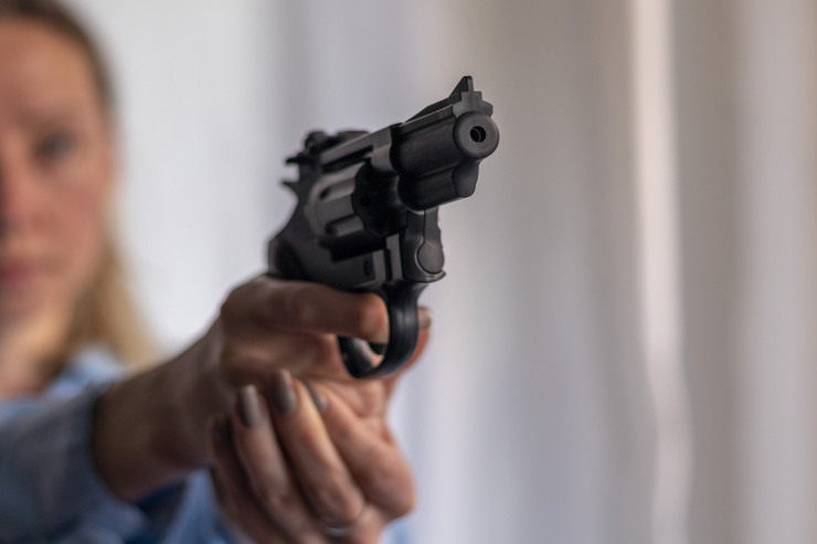 Silahlı qadın polislə  ATIŞDI  - Güllələndi