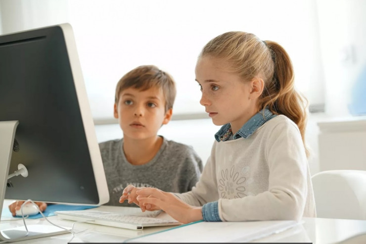 Məktəbli kompüterə görə  intihar etdi 