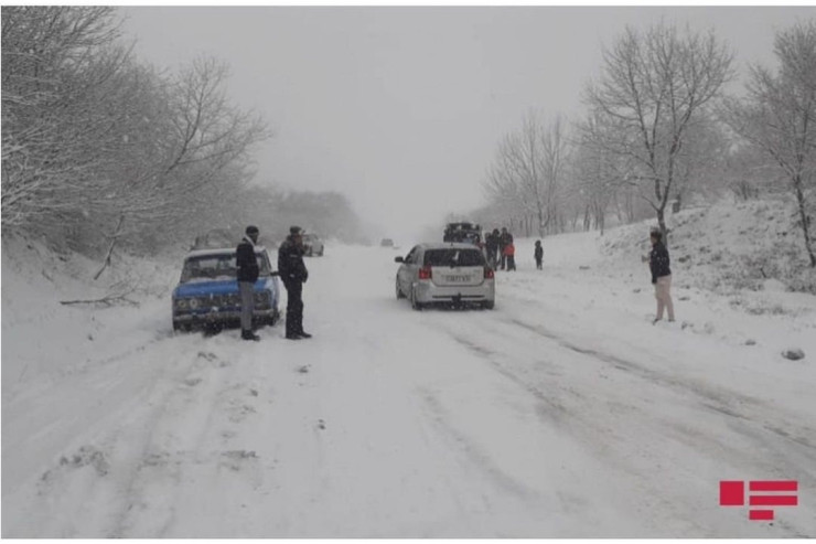Qarda qəzadan yayınmaq istəyən sürücü görün nə etdi? - VİDEO 