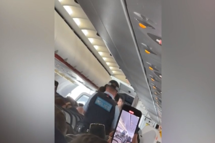 Sərxoş qadın mahnı sədaları altında  TƏYYARƏDƏN DÜŞÜRÜLDÜ  - VİDEO 