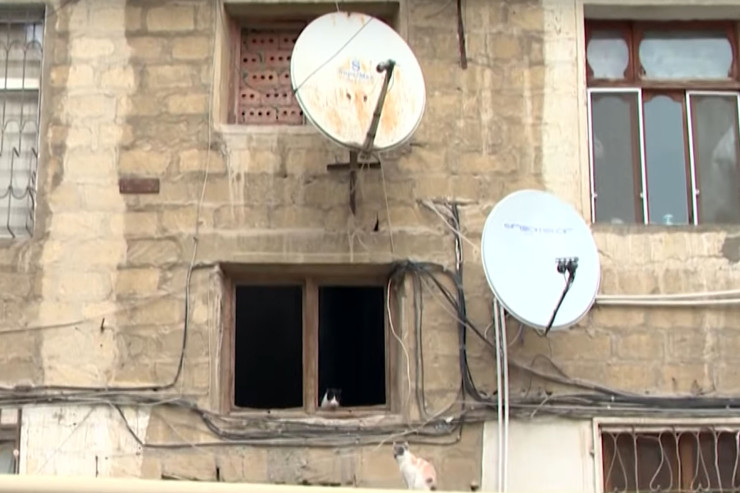 Bakıda FACİƏ:  kişi özünü antenadan   asdı