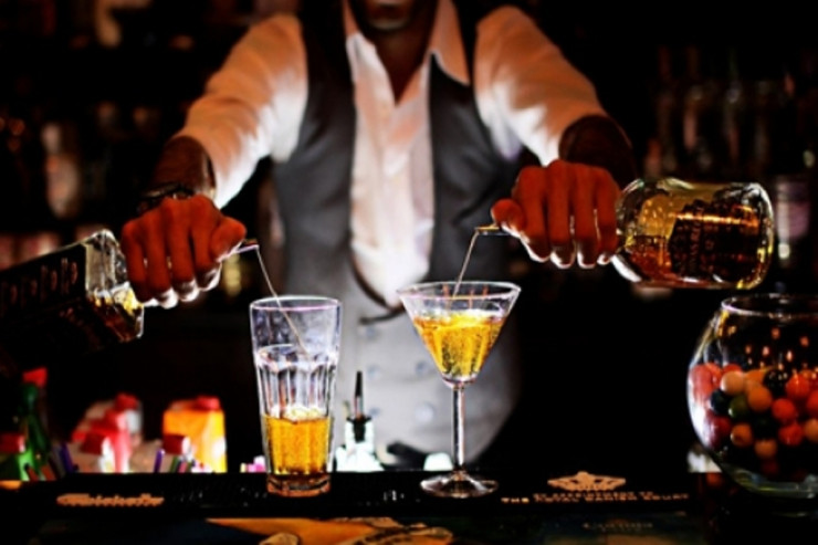 "Şərab evi"nə BASQIN:  Satıcını bıçaqlayıb, kassanı yardılar