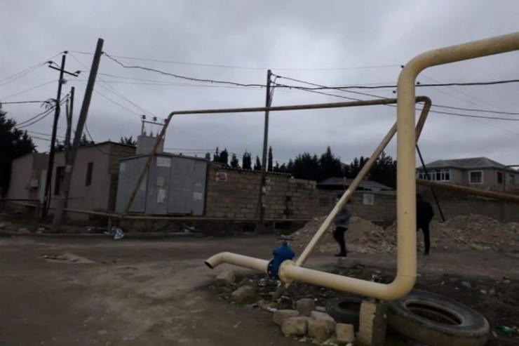 Sumqayıtda kişi özünü qaz borusundan asdı