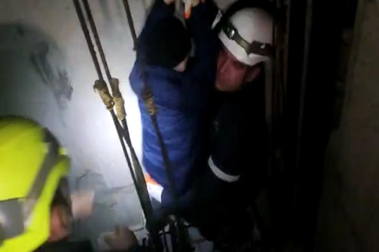 Bakıda liftdə qalan ana və övladı belə xilas olundu - VİDEO 